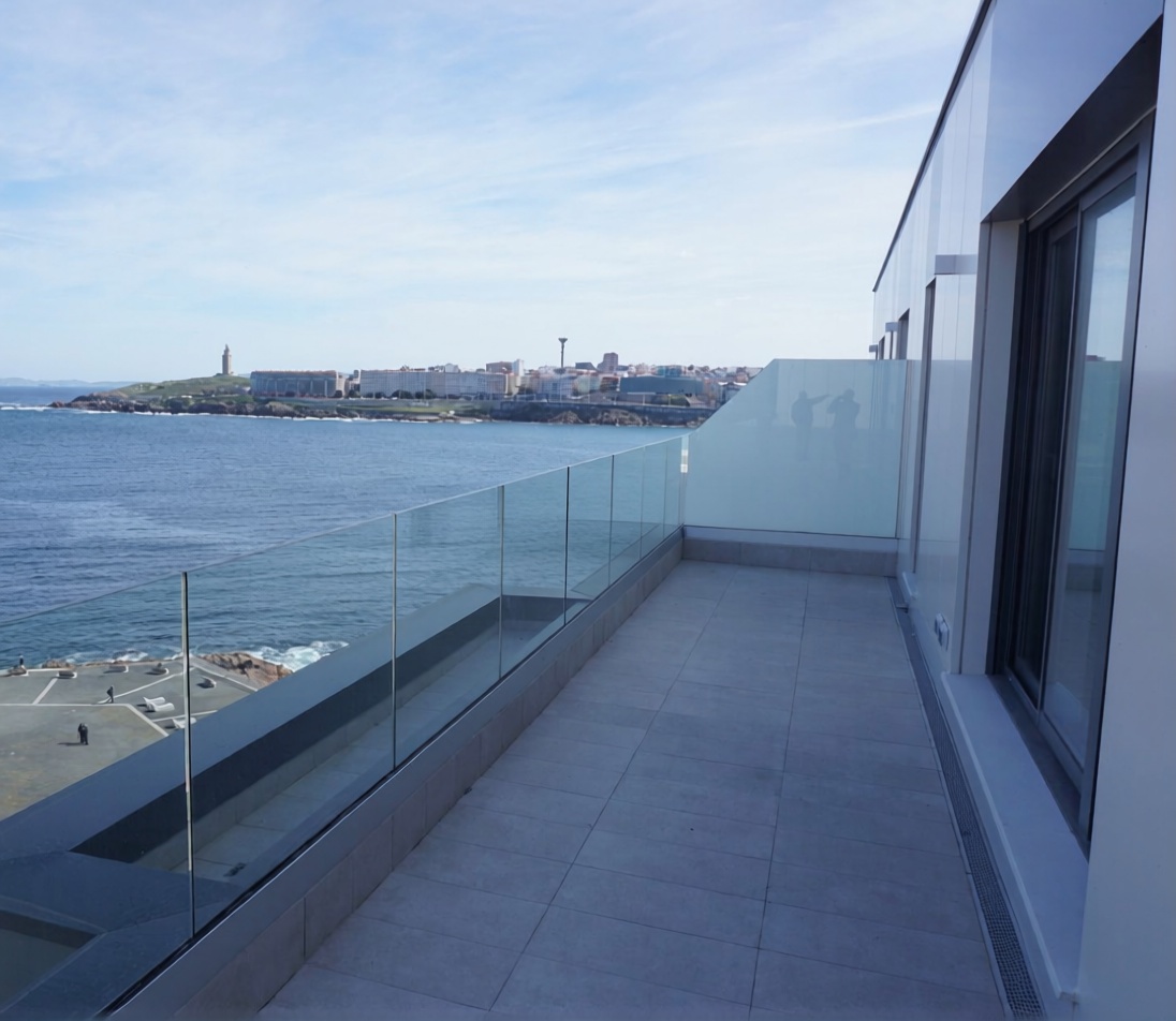 Seafront attic in A Coruña — Sea terrace