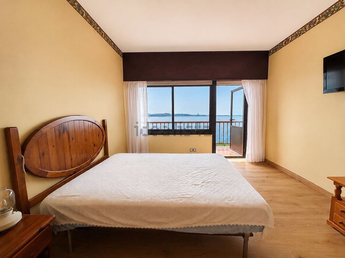 Chalet with direct beach access in Oleiros — Bedroom