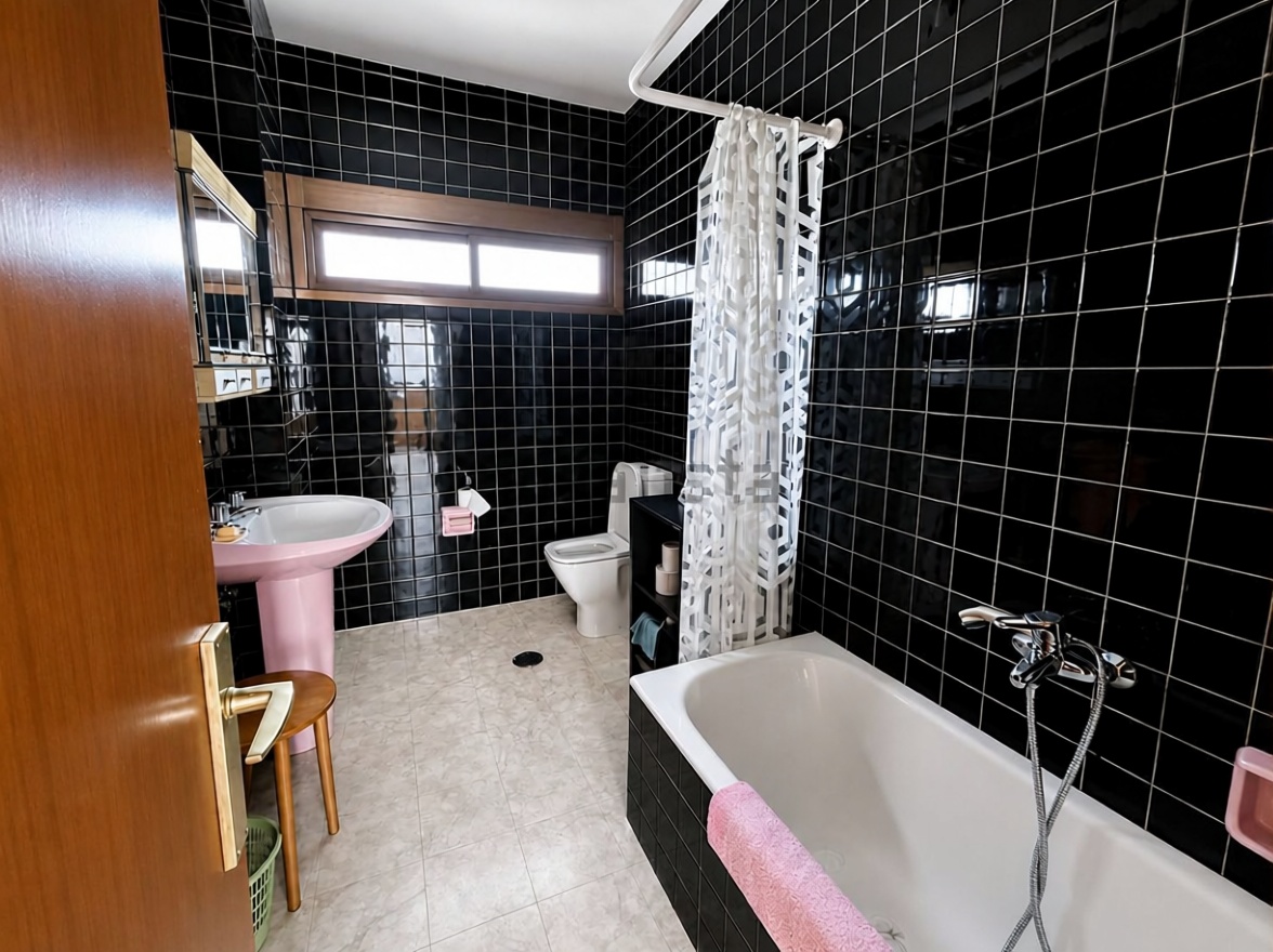 Chalet with direct beach access in Oleiros — Bathroom
