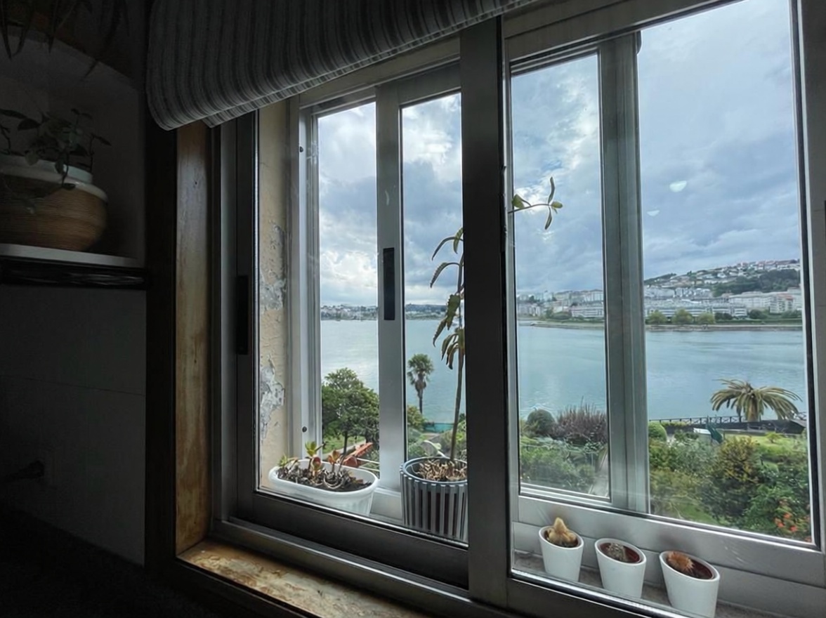 Chalet with direct beach access in Oleiros — Sea view