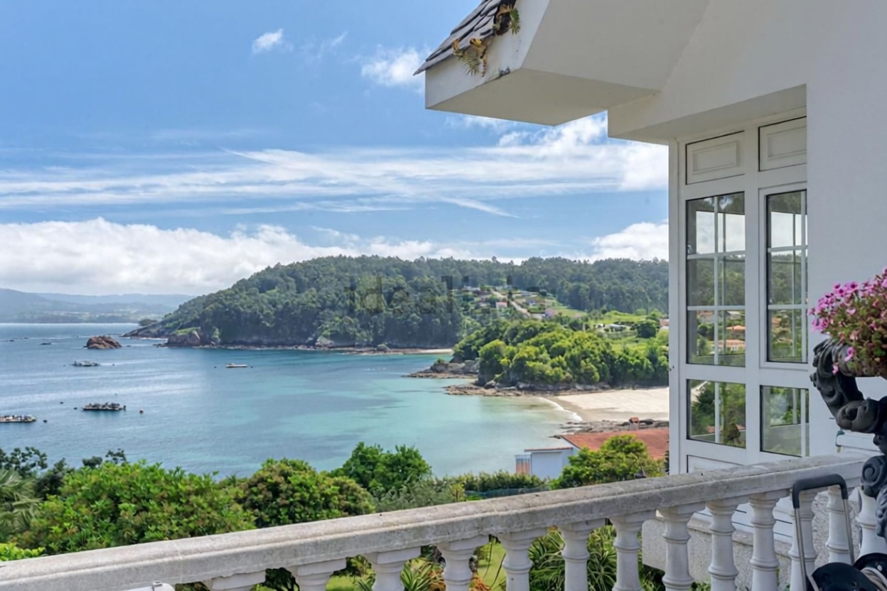 Chalet with direct beach access in A Coruña — Sea view