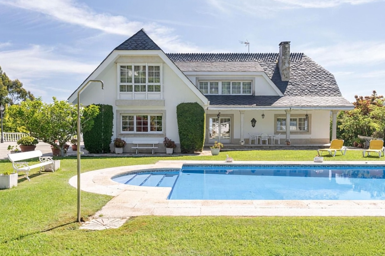 Chalet with direct beach access in A Coruña — Pool