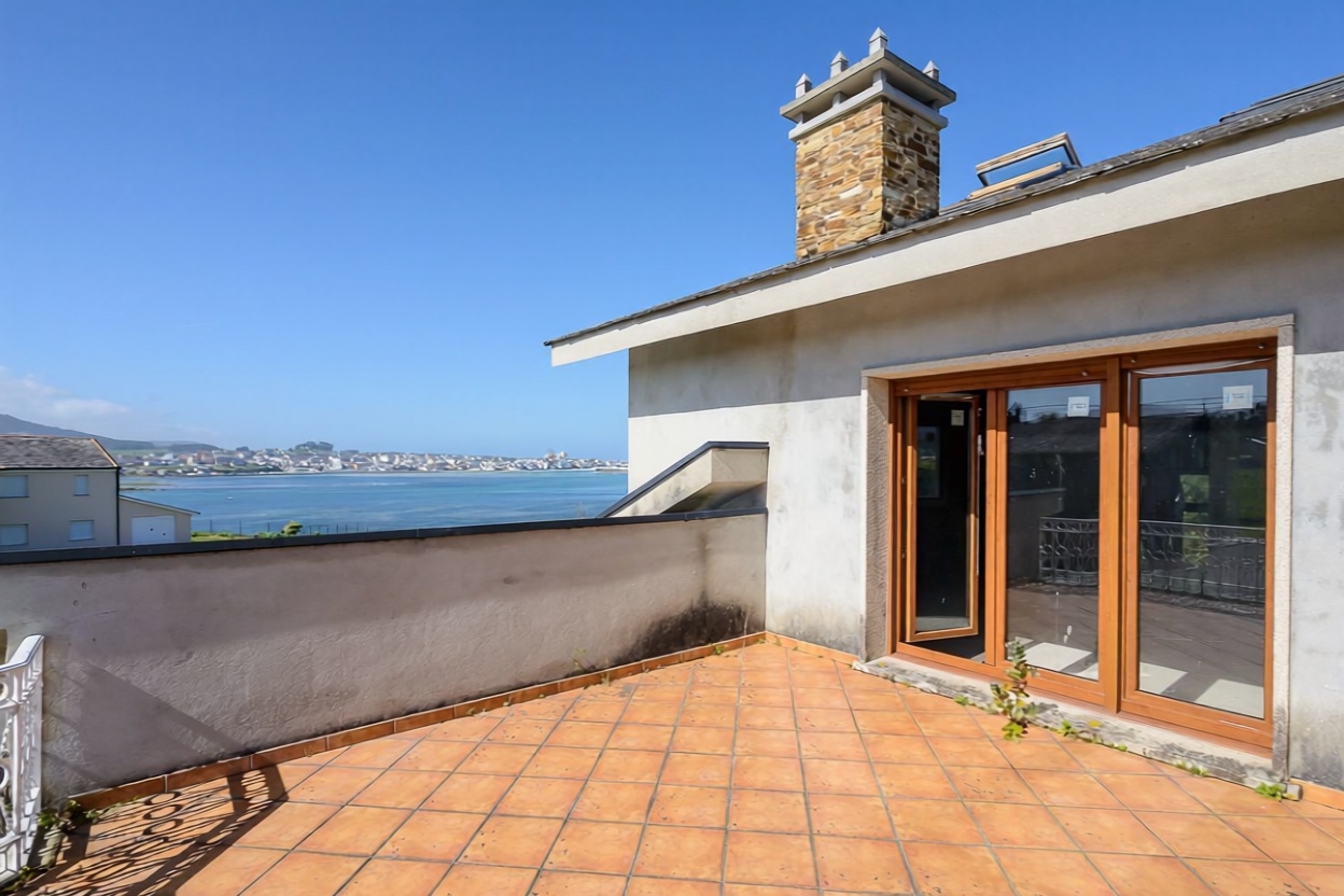 Chalet with direct beach access in Camariñas