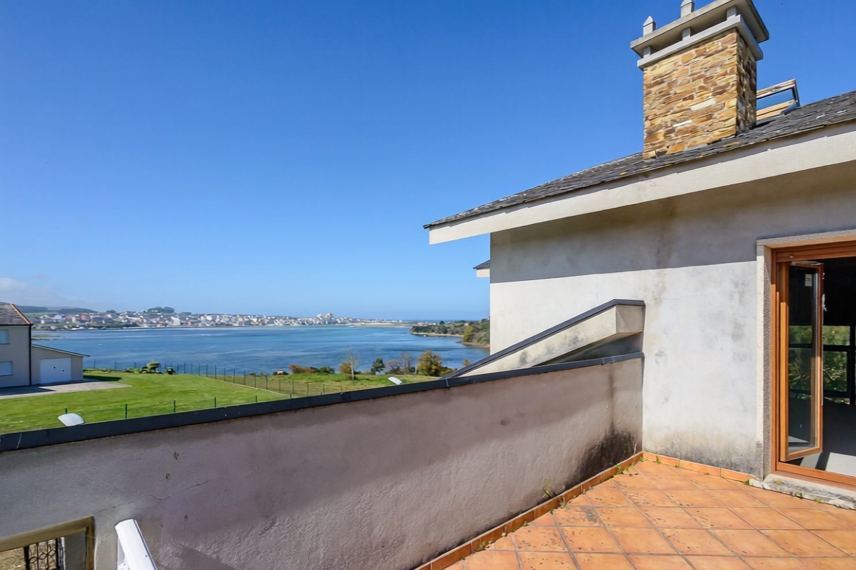 Chalet with direct beach access in Camariñas — Sea terrace