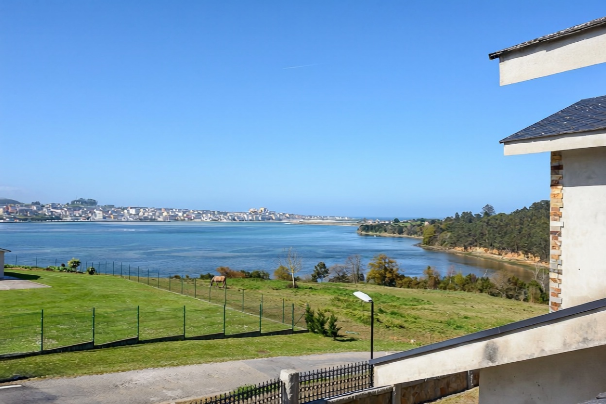 Chalet with direct beach access in Camariñas — Sea view