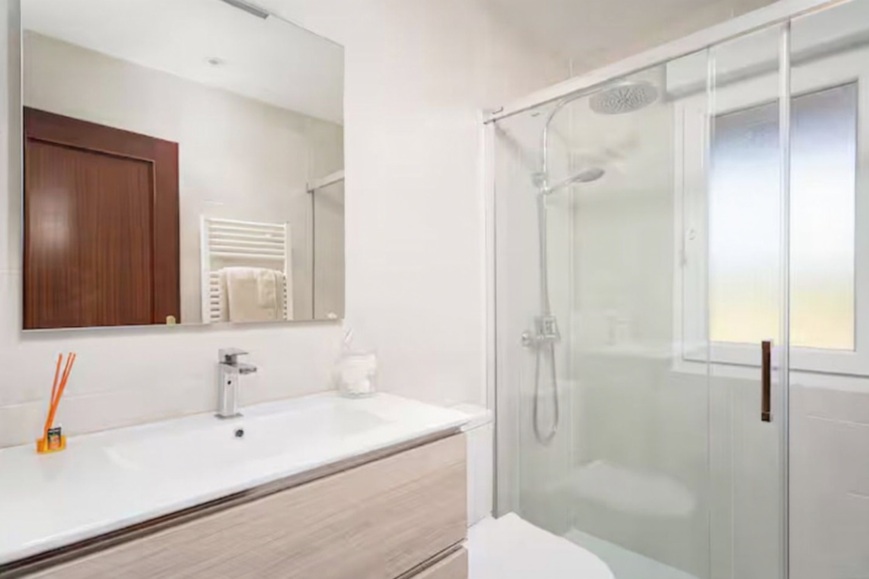 Chalet con acceso directo a playa en Gozón — Baño
