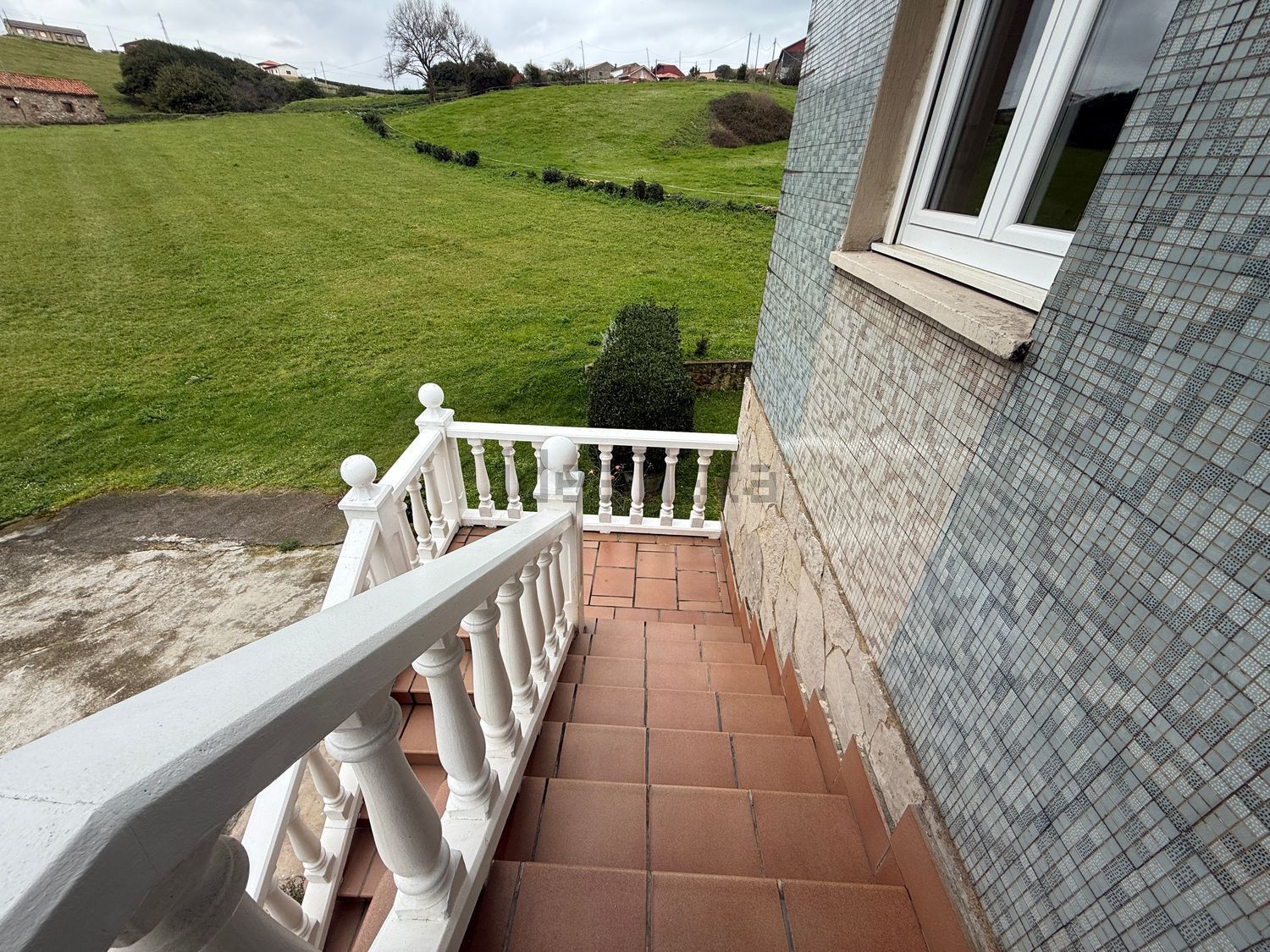 Chalet mit direkter Strandzugang in Gozón — Meerblick