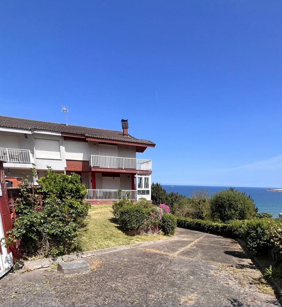 Chalet avec accès direct à la plage à Gijón — Façade