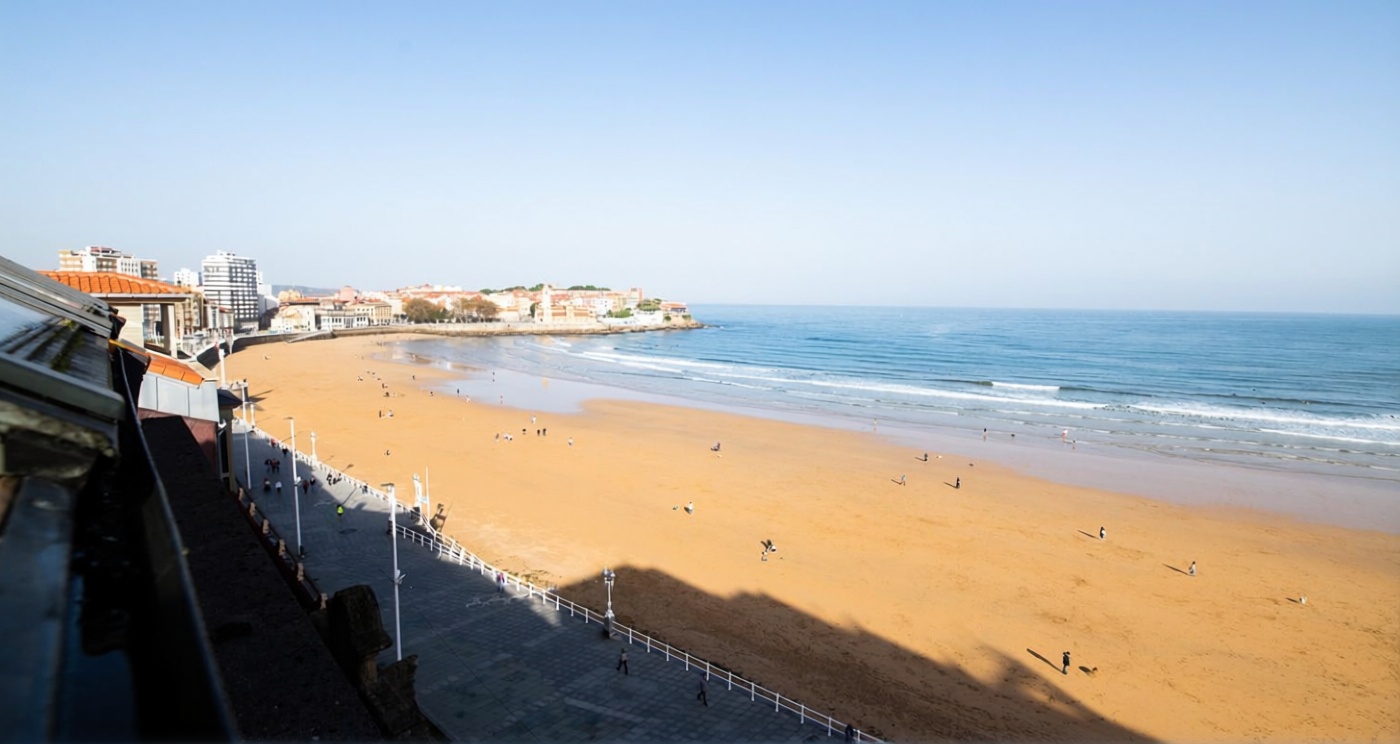 Appartement en attique en première ligne de mer à Gijón — Vue mer