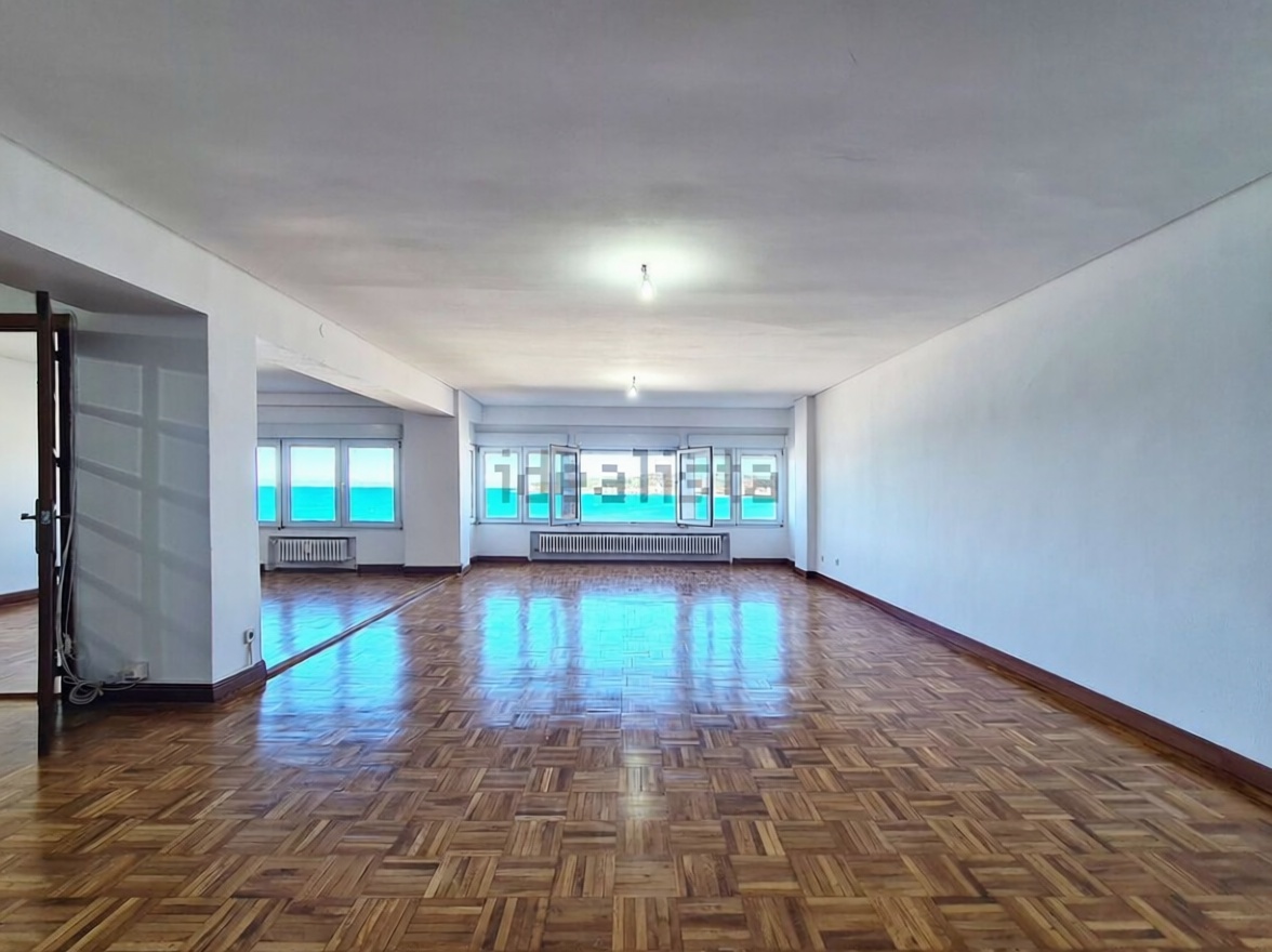 Appartement en première ligne de plage à Gijón — Séjour