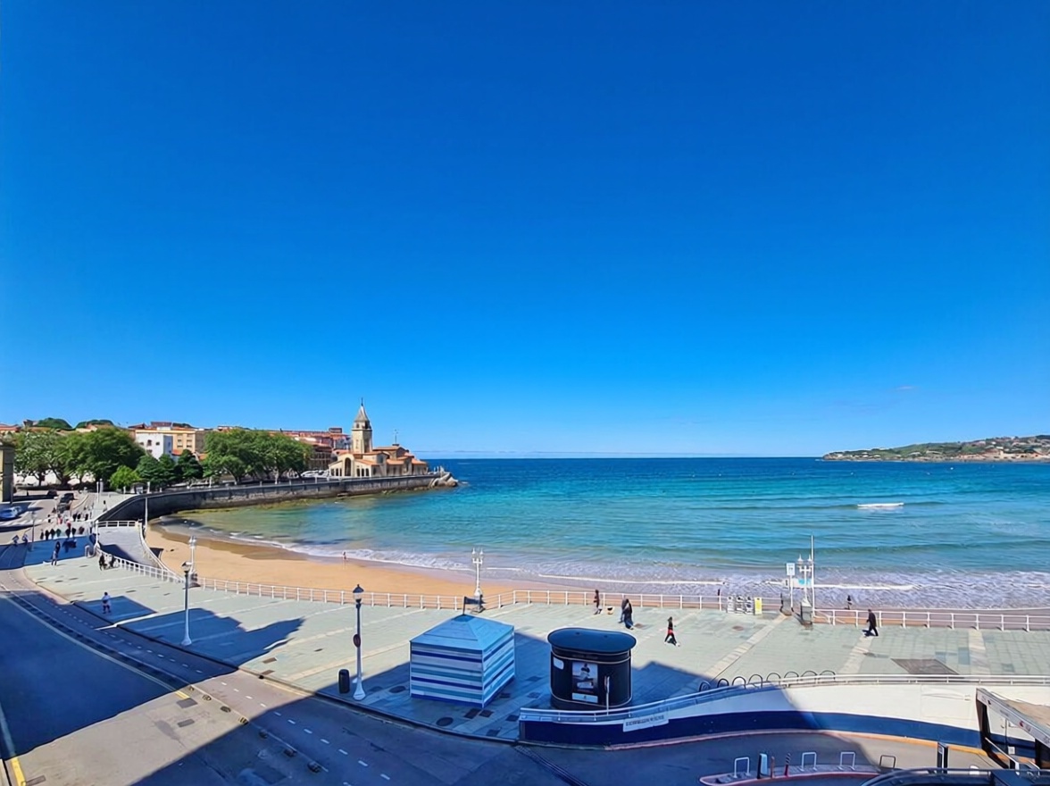 Appartement en première ligne de plage à Gijón — Vue mer