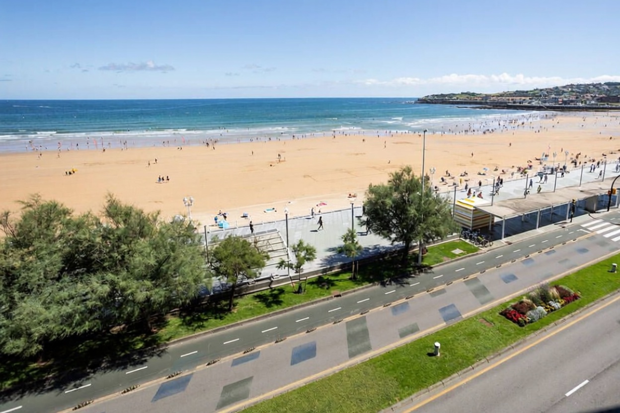 Appartement en première ligne de plage à Gijón — Vue mer