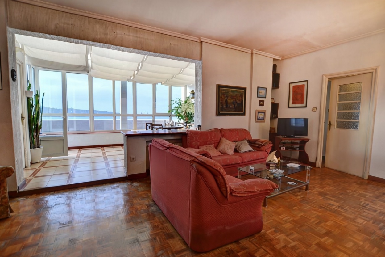 Appartement en attique en première ligne de mer à Gijón — Séjour