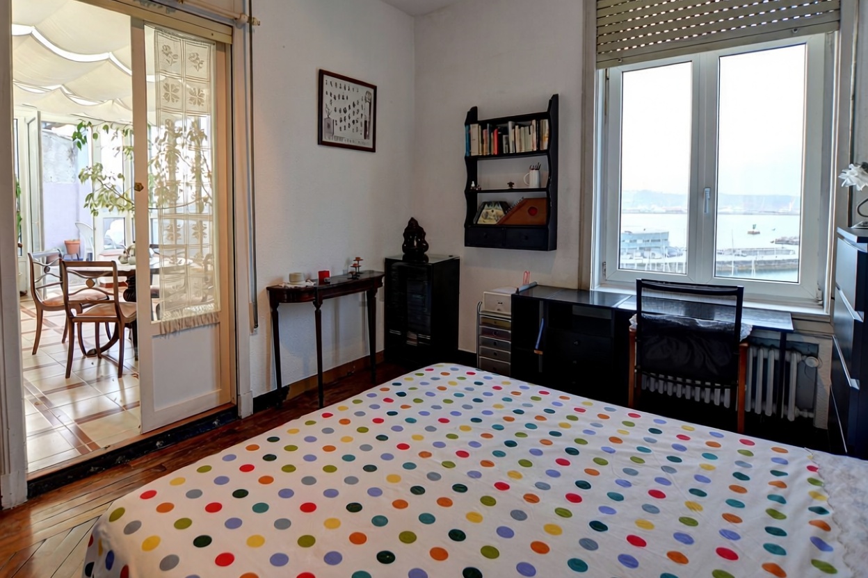 Appartement en attique en première ligne de mer à Gijón — Chambre