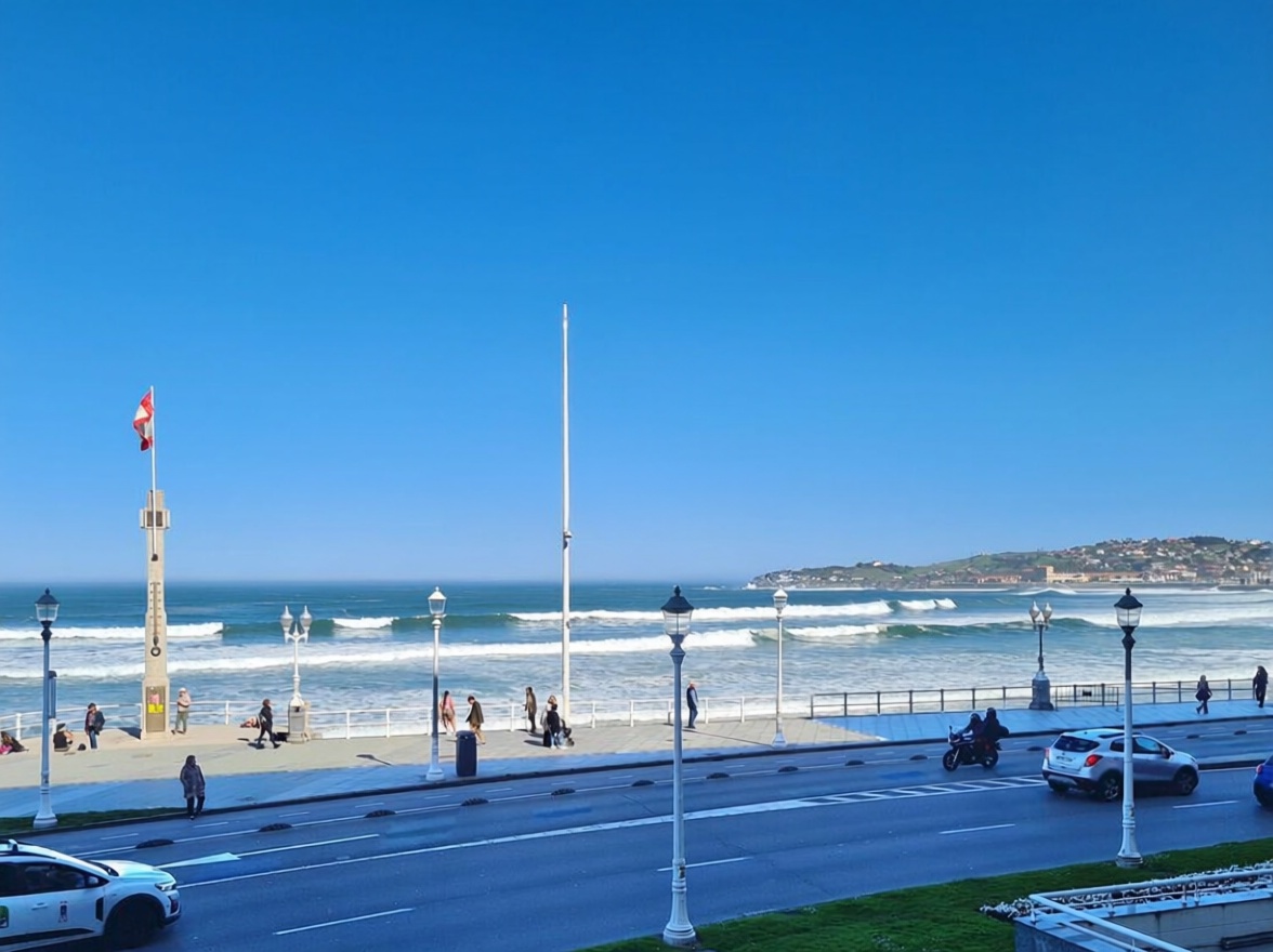 Beachfront flat in Arona — Sea view