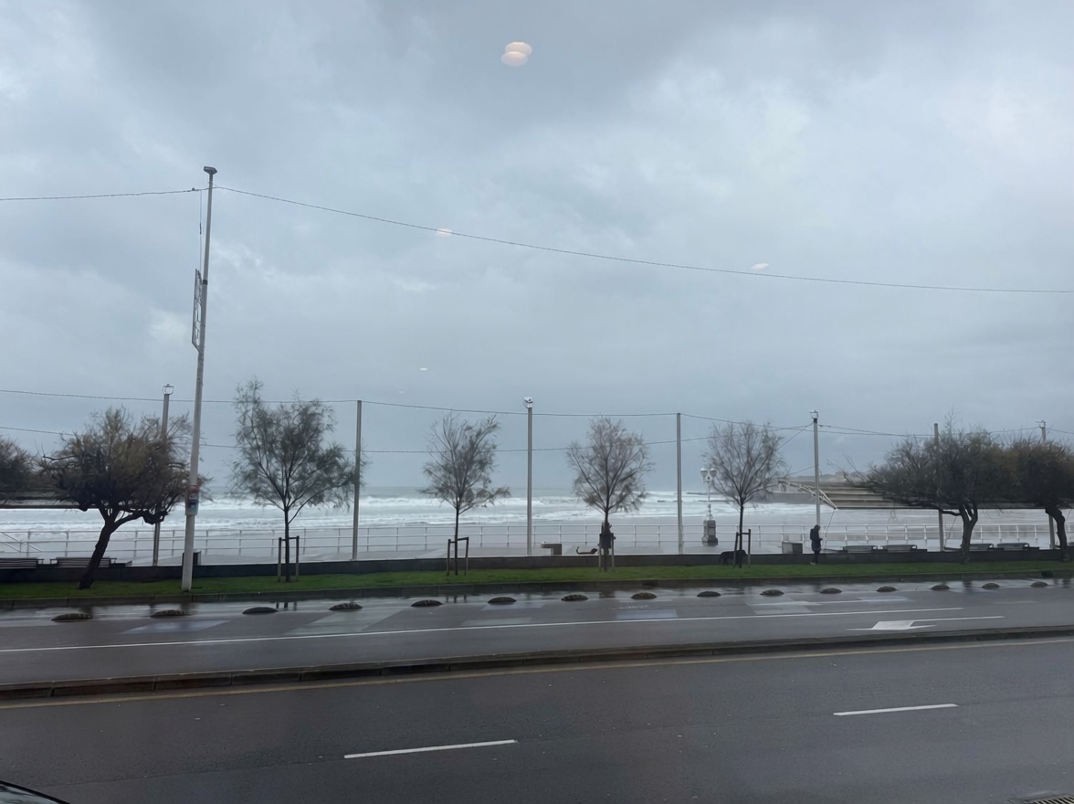 Beachfront flat in Arona — Sea view
