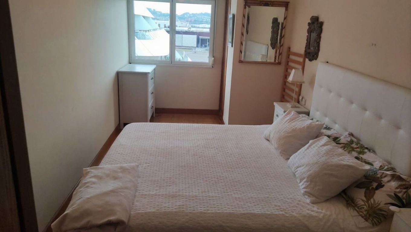 Appartement en première ligne de plage à Gijón — Chambre