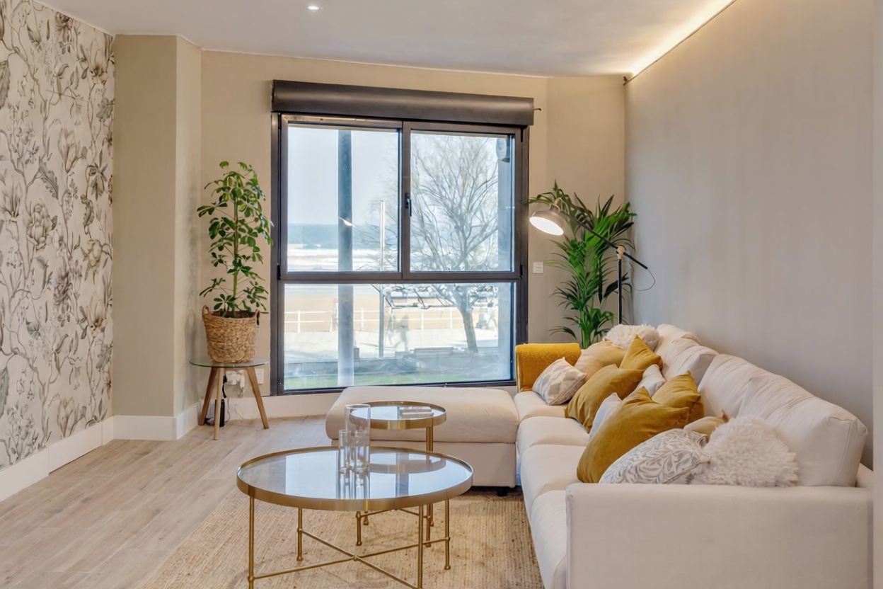 Appartement en première ligne de plage à Gijón — Séjour
