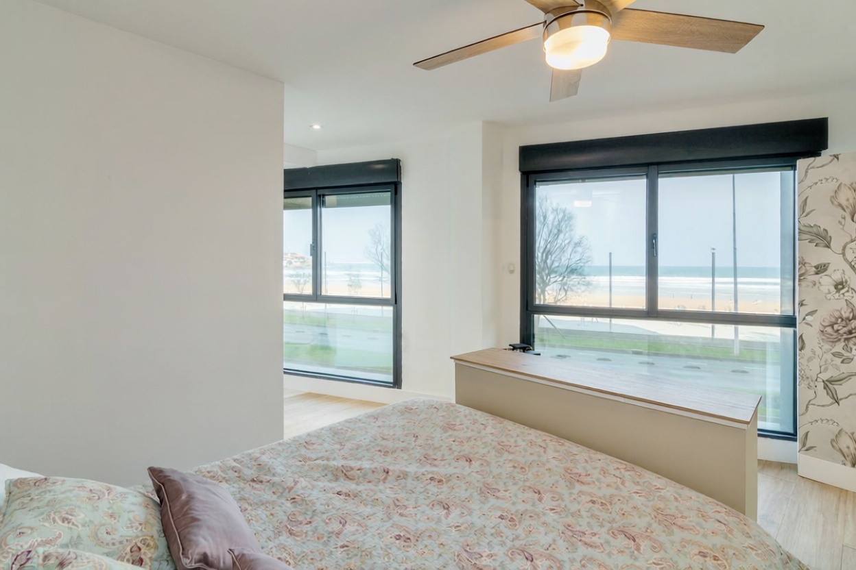 Appartement en première ligne de plage à Gijón — Chambre