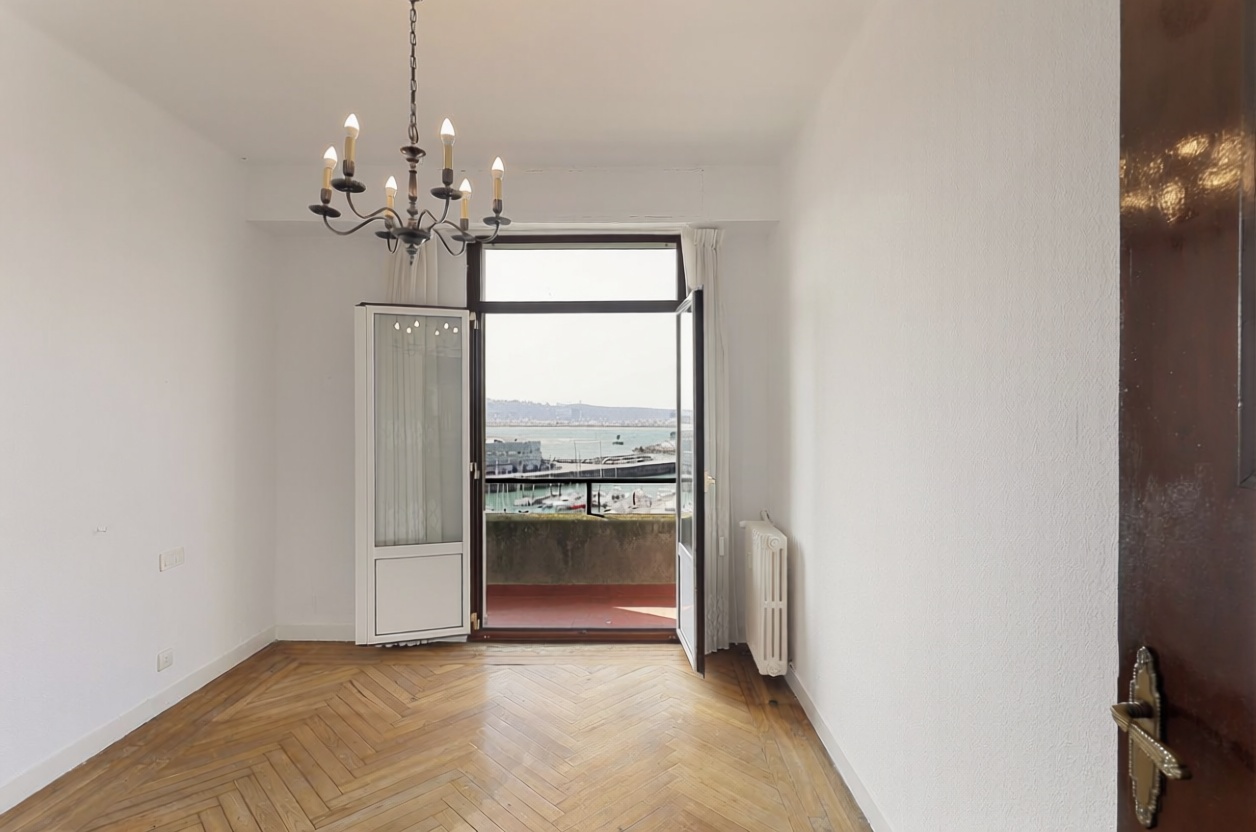 Appartement en première ligne de plage à Gijón — Séjour