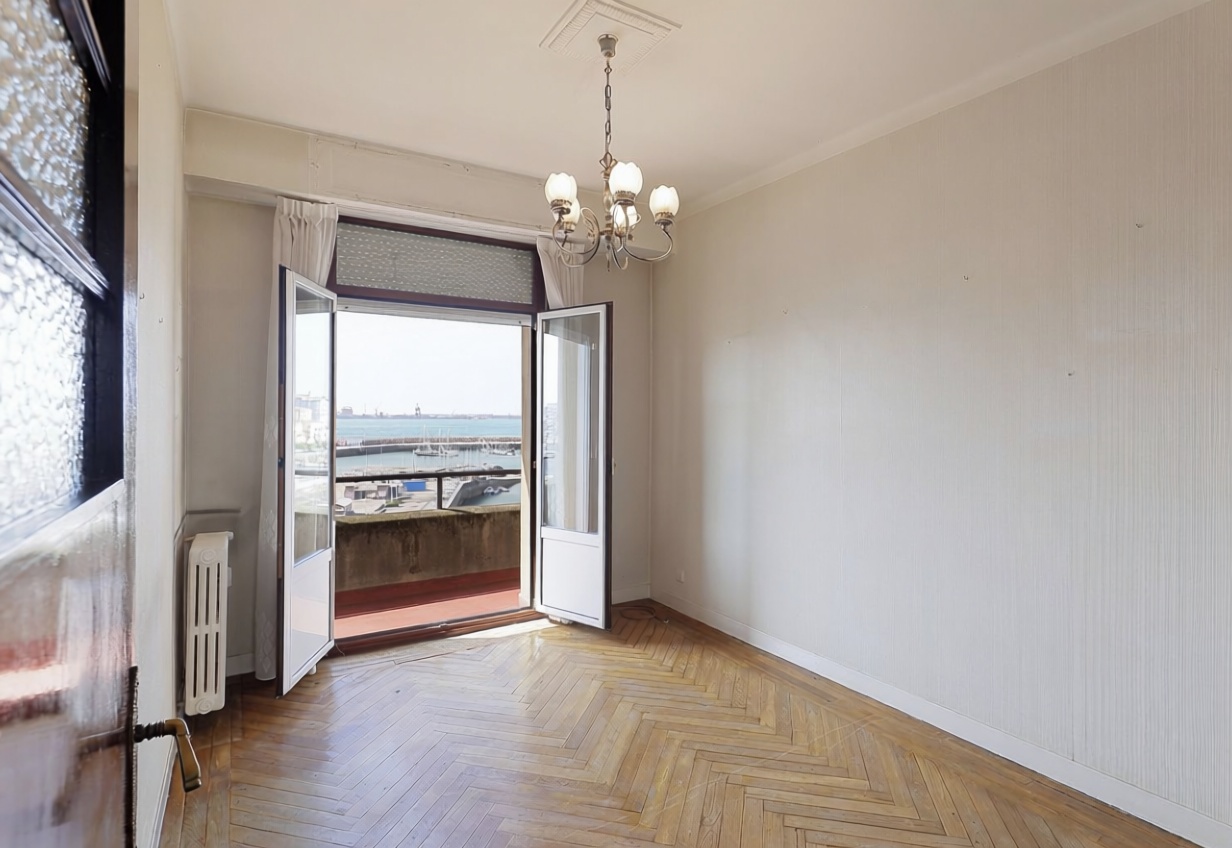 Appartement en première ligne de plage à Gijón — Séjour