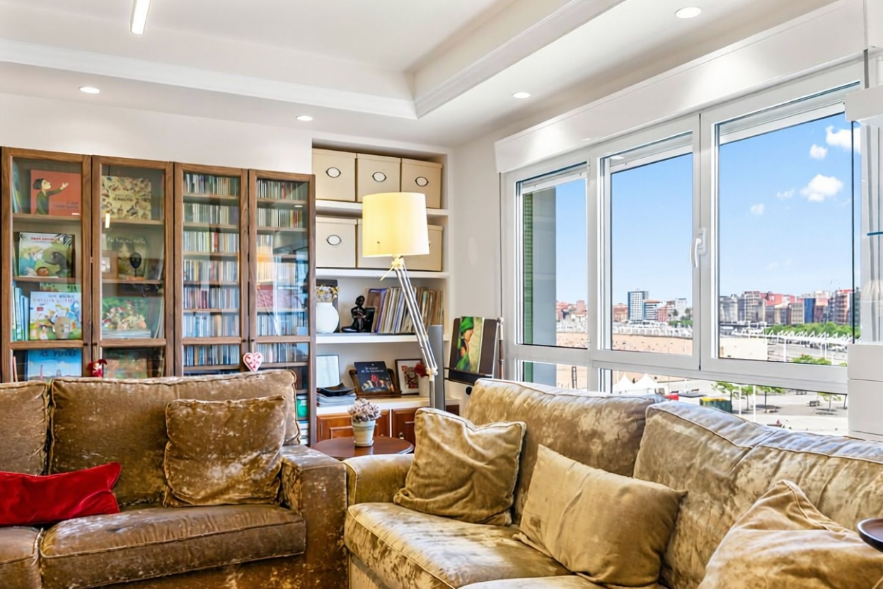 Appartement en première ligne de plage à Gijón — Séjour