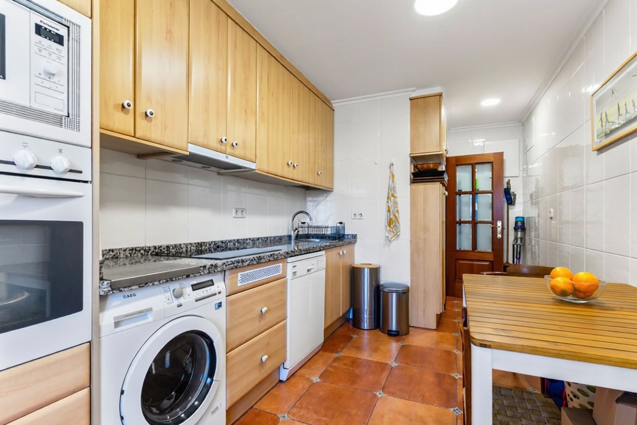 Appartement en première ligne de plage à Gijón — Cuisine