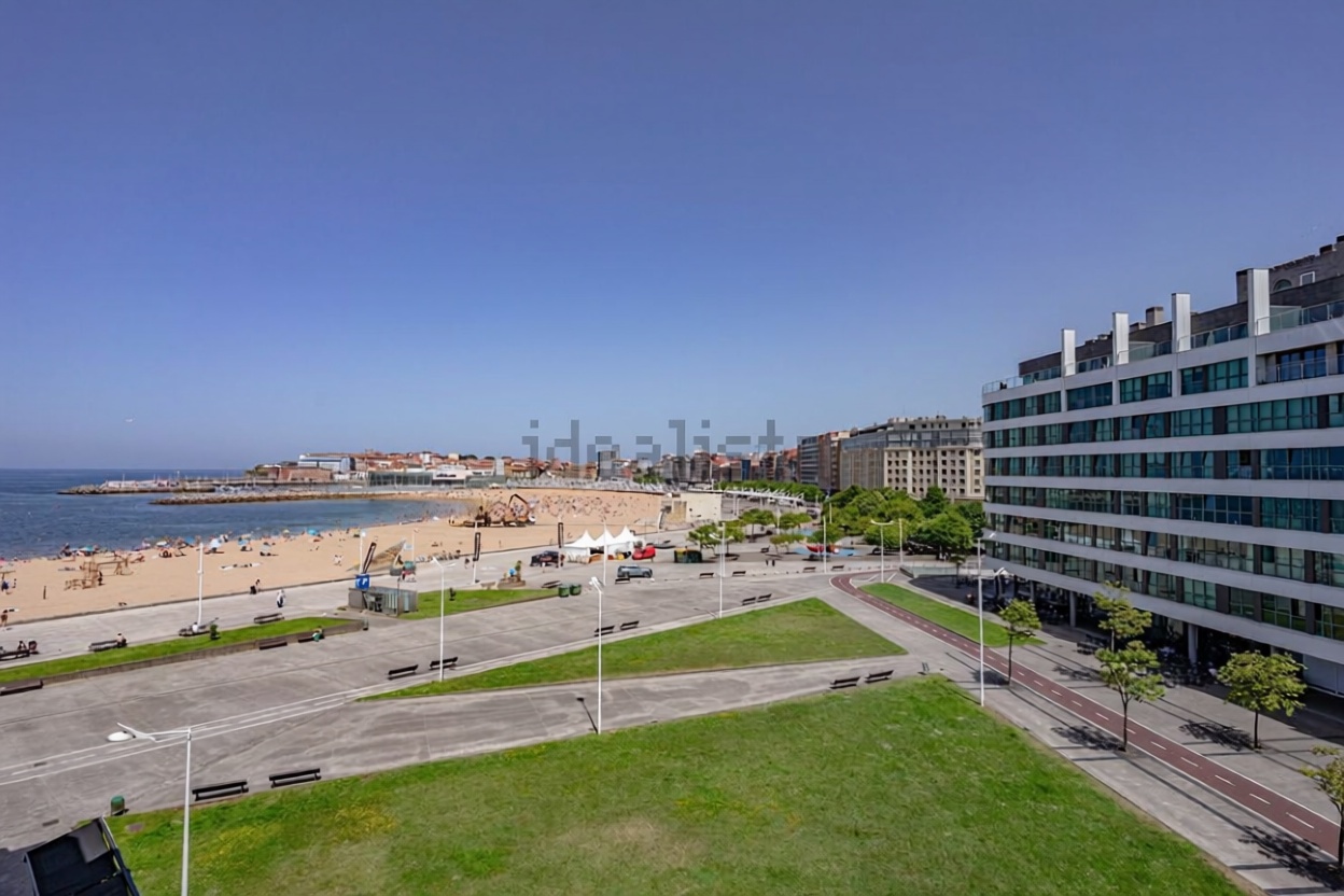 Appartement en première ligne de plage à Gijón — Vue mer
