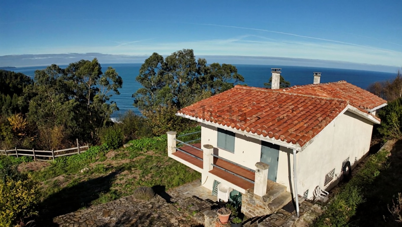 Chalet with direct beach access in Oriente, Asturias — Aerial