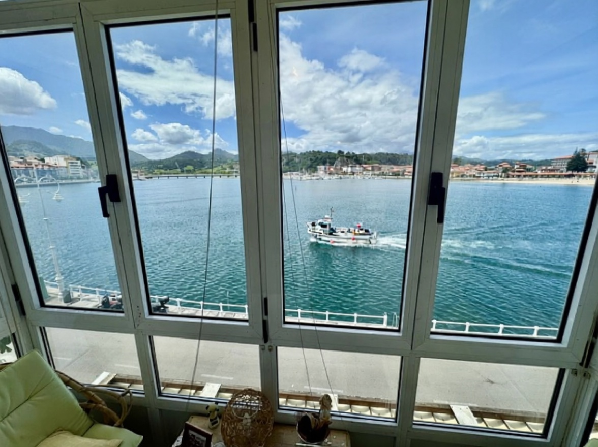 Beachfront flat in Oriente, Asturias