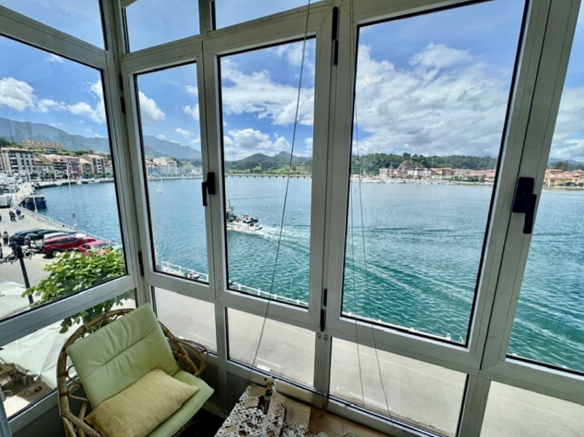 Beachfront flat in Oriente, Asturias — Sea view