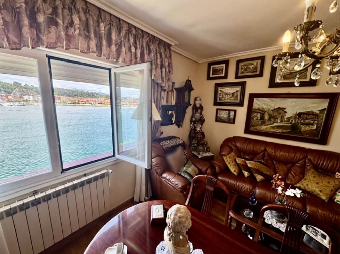 Beachfront flat in Oriente, Asturias — Living room