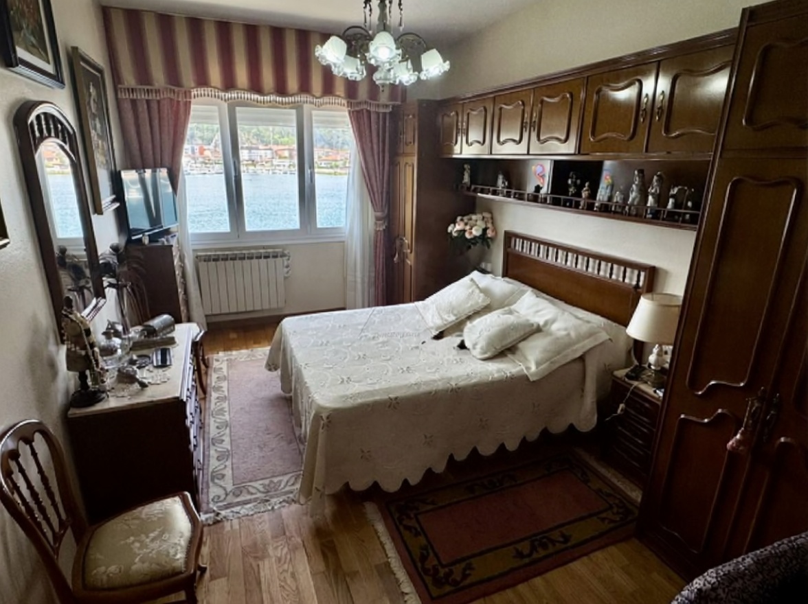 Beachfront flat in Oriente, Asturias — Bedroom