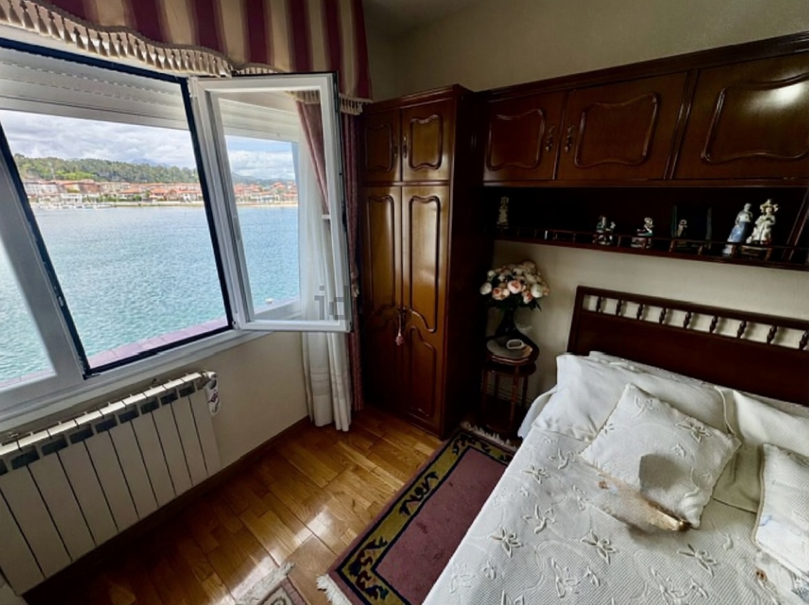 Beachfront flat in Oriente, Asturias — Bedroom