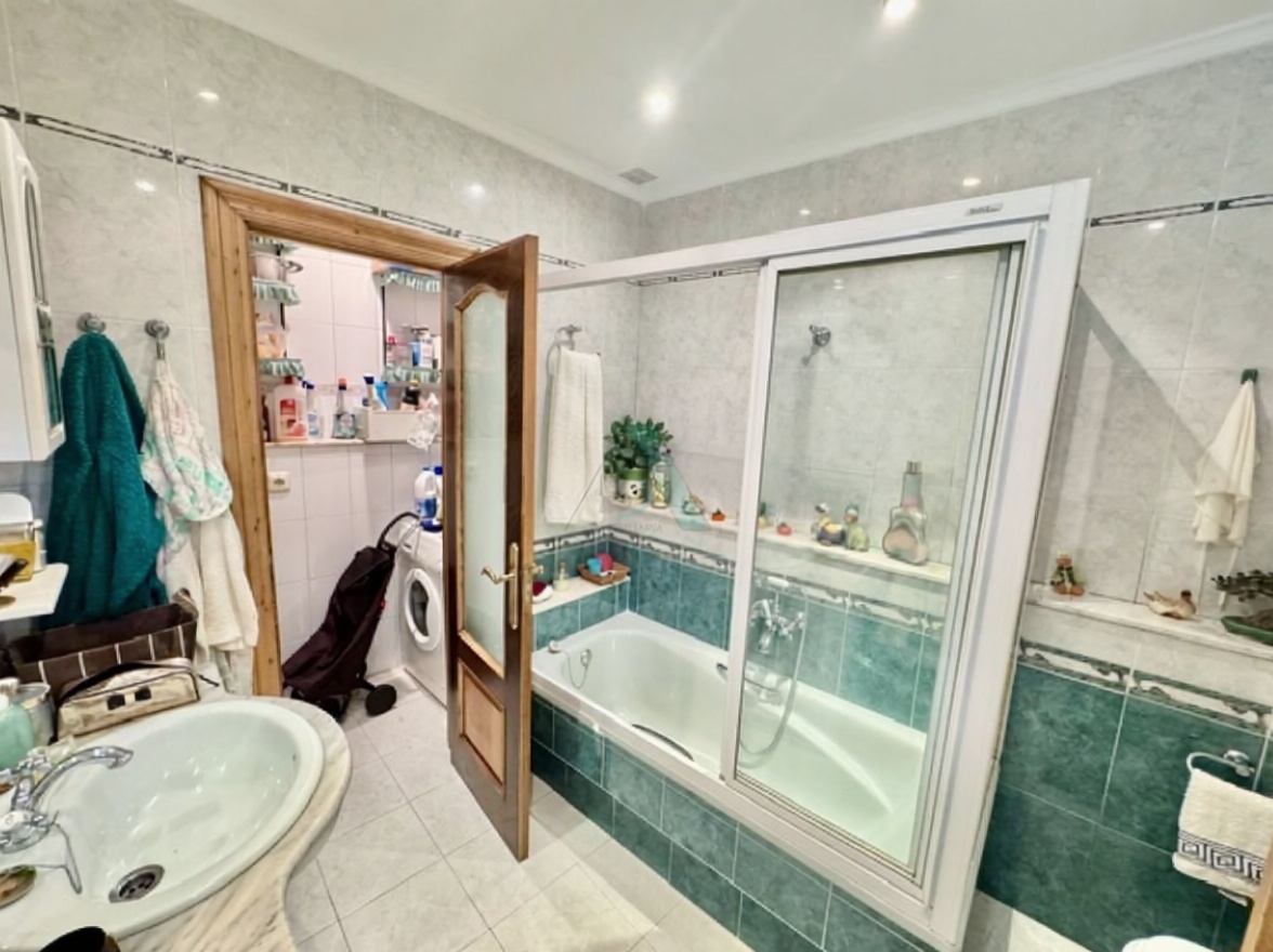 Beachfront flat in Oriente, Asturias — Bathroom