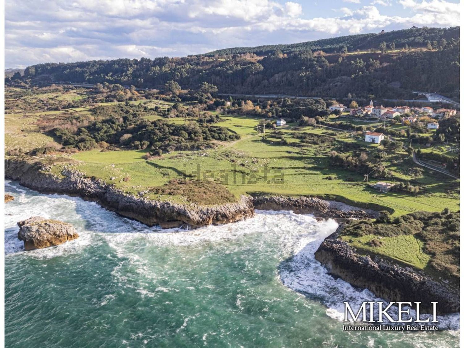 Chalet with direct beach access in Llanes