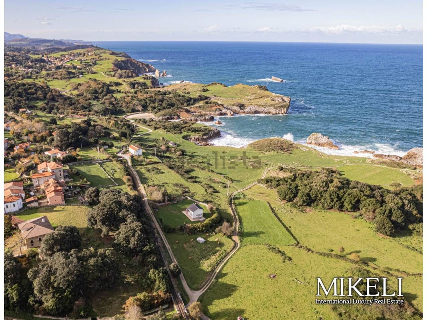 Chalet with direct beach access in Llanes