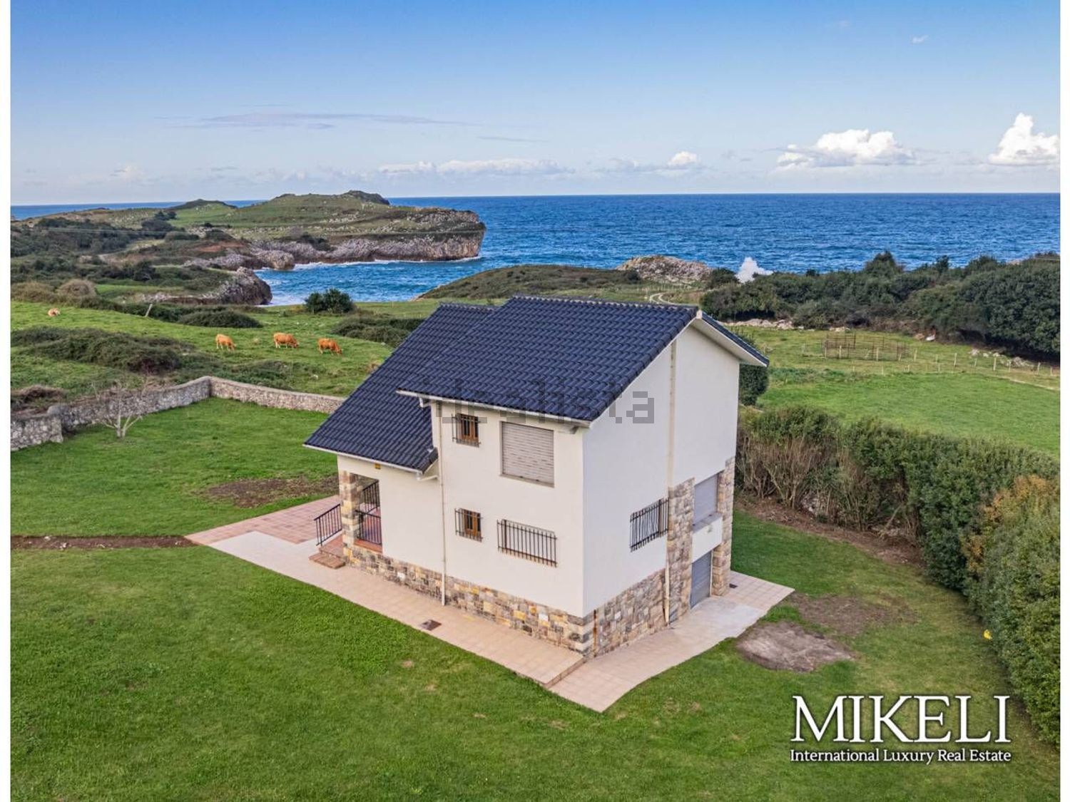 Chalet with direct beach access in Llanes