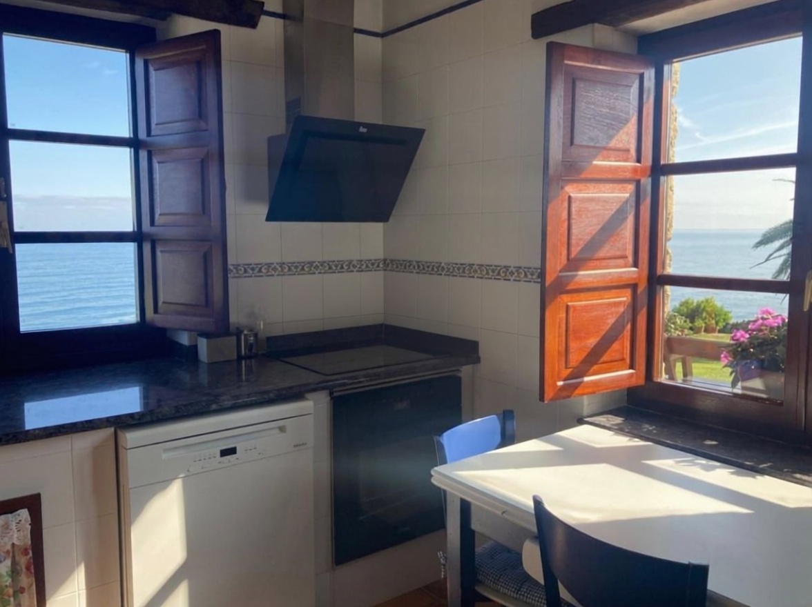 Chalet with direct beach access in San Vicente de la Barquera — Kitchen