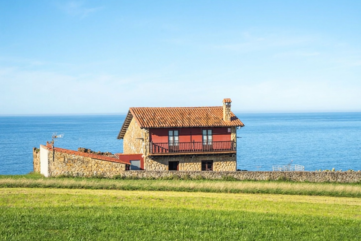 Chalet with direct beach access in San Vicente de la Barquera