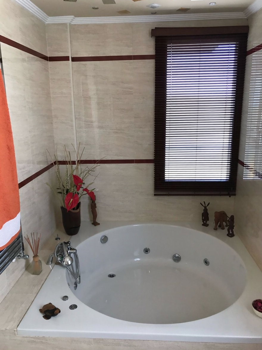 Chalet with direct beach access in Liencres — Bathroom
