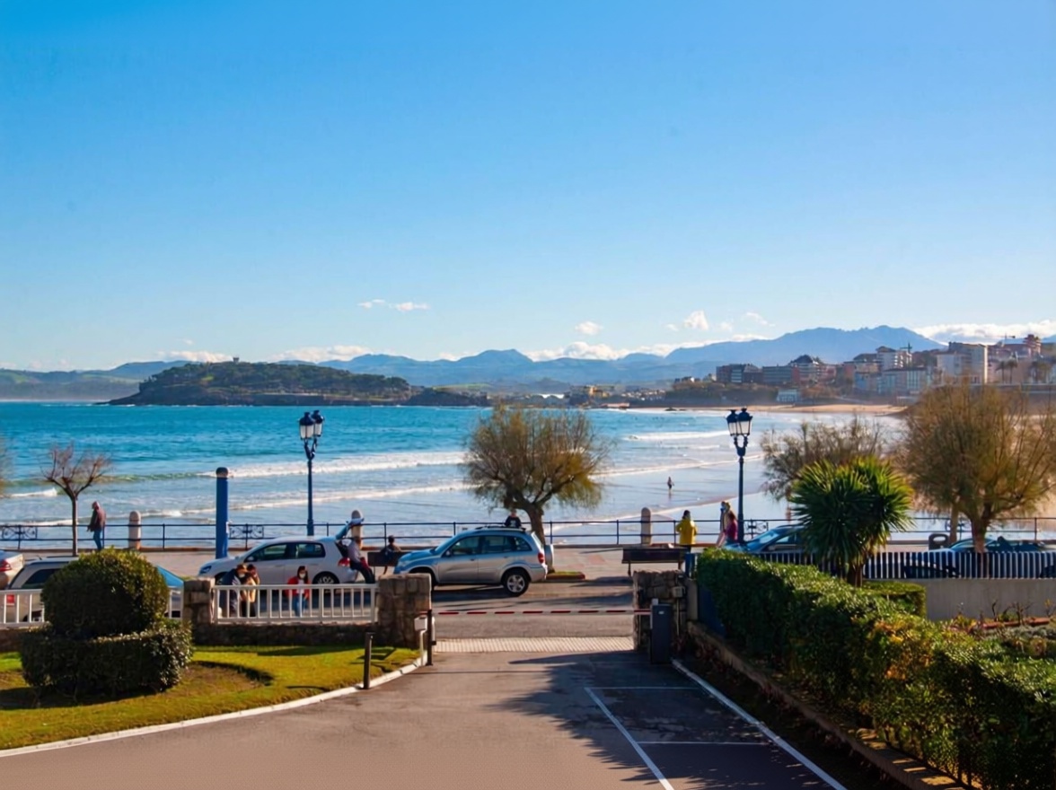 Beachfront flat in Santander — Sea view