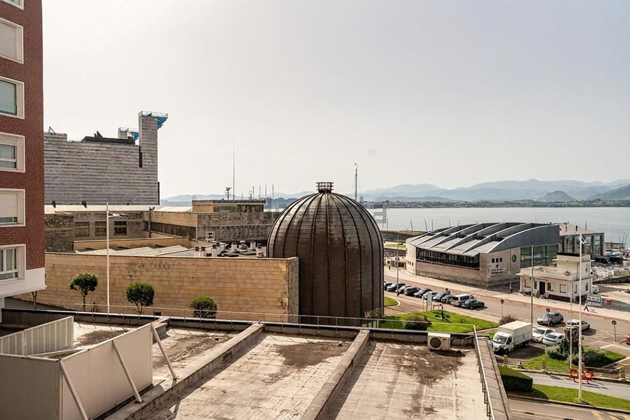Beachfront flat in Santander — Sea view