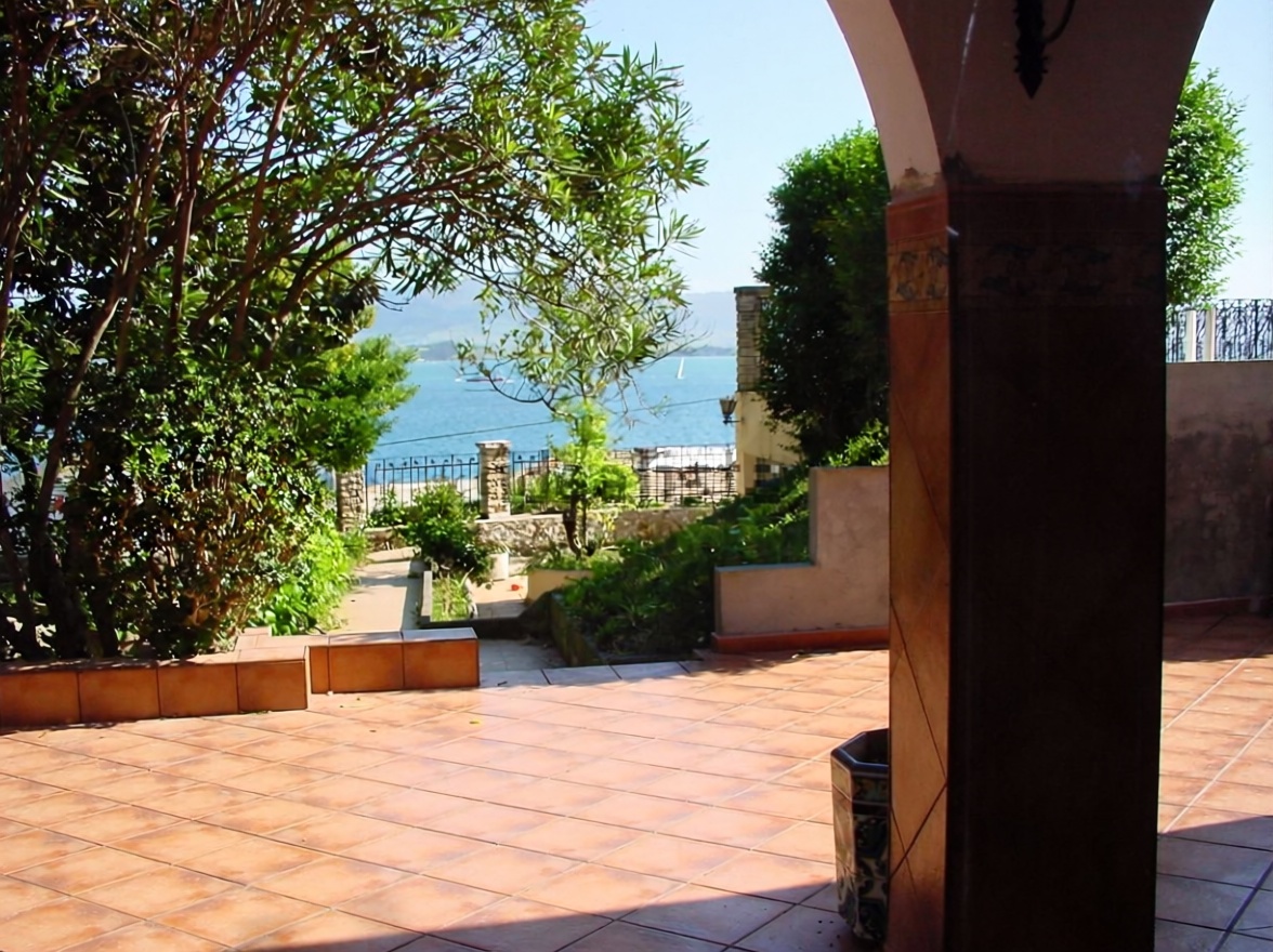 Chalet with direct beach access in Santander — Sea terrace