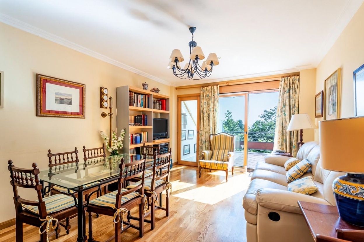 Beachfront duplex in Trasmiera, Cantabria — Living room