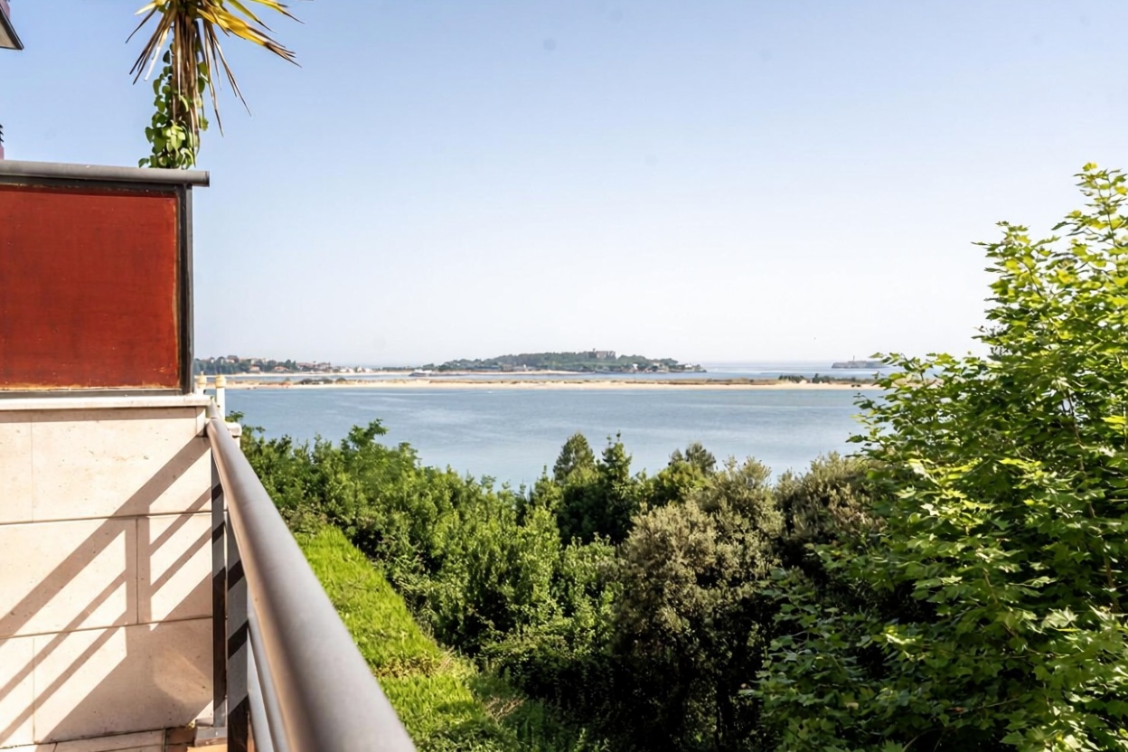 Beachfront duplex in Trasmiera, Cantabria