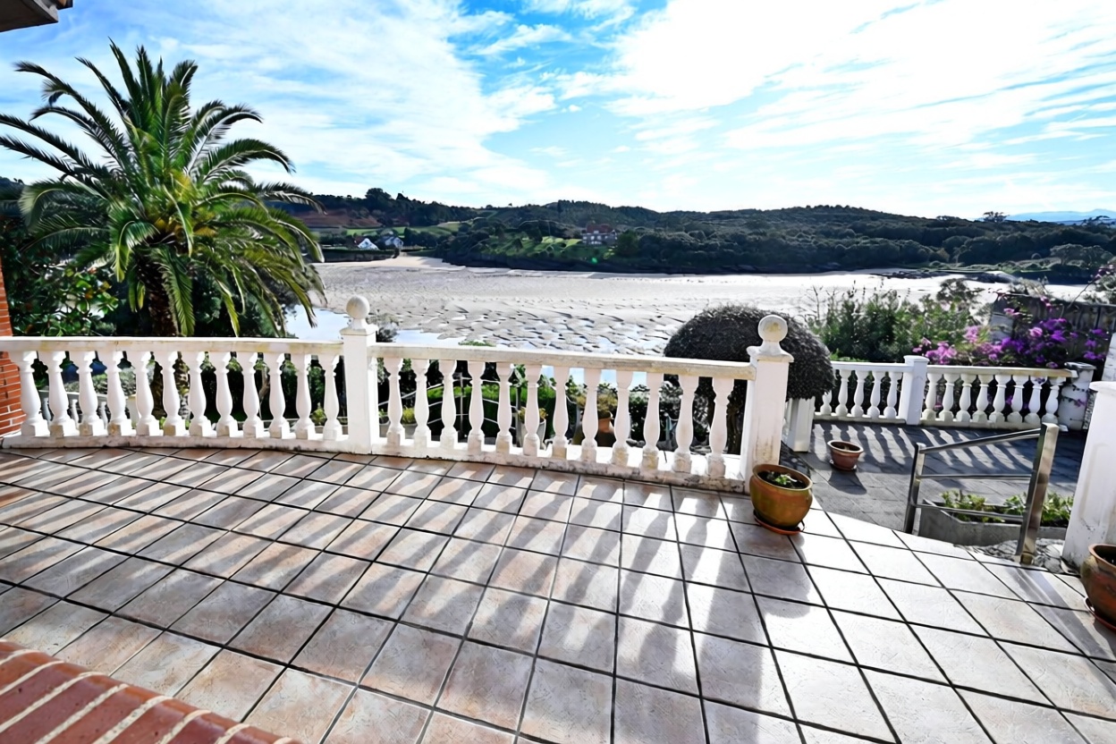Chalet with direct beach access in Ajo — Sea terrace