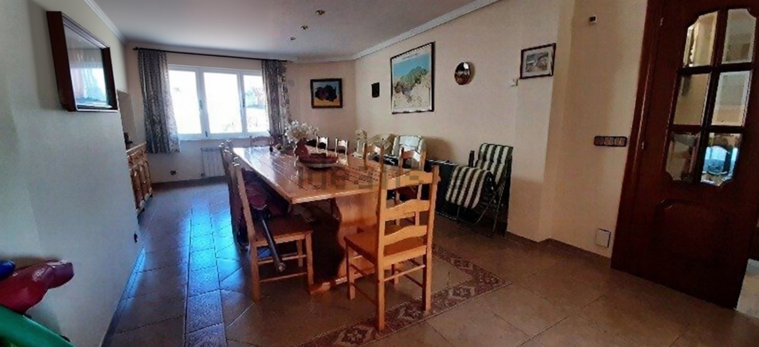 Chalet with direct beach access in Trasmiera, Cantabria — Dining room