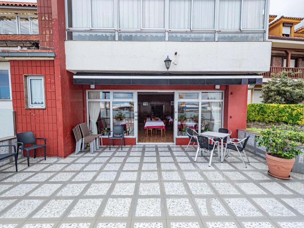 Chalet with direct beach access in Trasmiera, Cantabria — Sea terrace