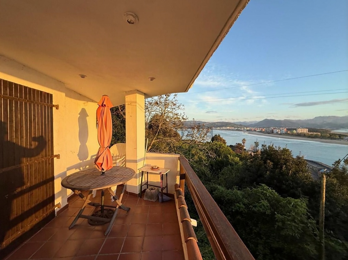 Chalet with direct beach access in Santoña — Sea terrace